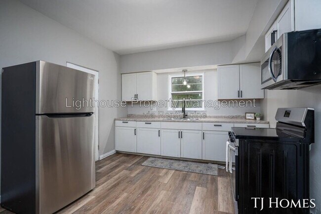 Building Photo - 1468 Jiroch St