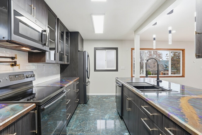 Foto del edificio - 729 W Augusta Ave