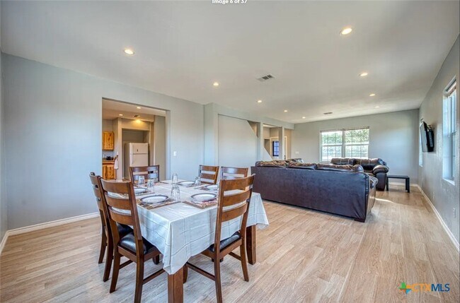 Foto del edificio - 729 Clay Ridge