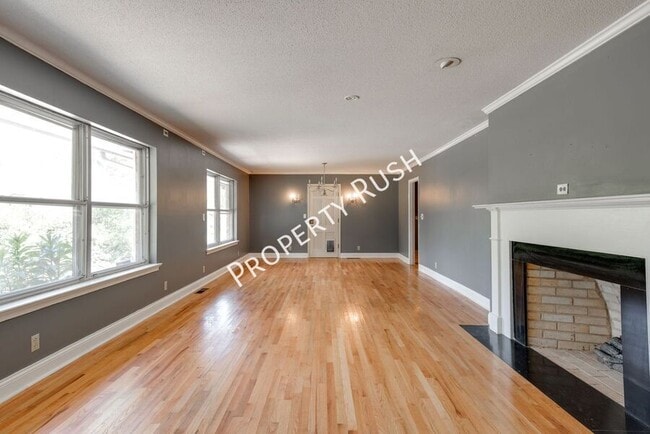 Photo - 303 Windmere Dr House