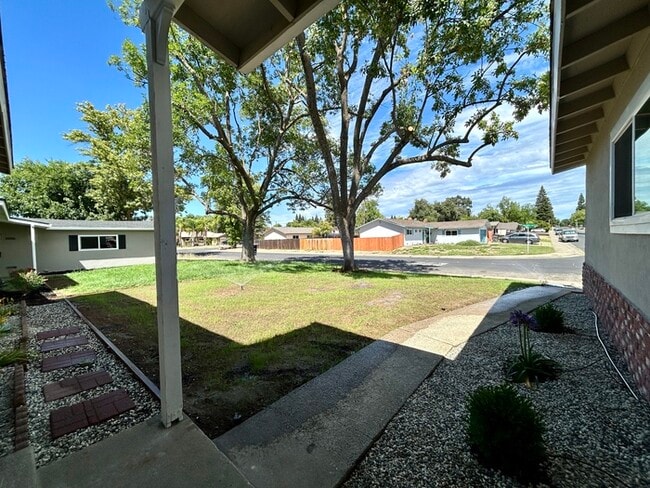 Building Photo - Beautiful 3 bedroom 2 Bathroom For Rent in...