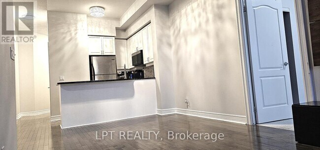 Photo du bâtiment - 1 Elm Dr W