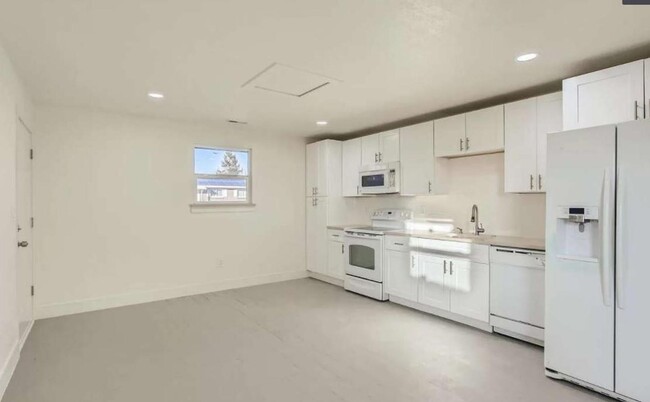 Foto del edificio - Bright & spacious Sherrelwood apartment wi...