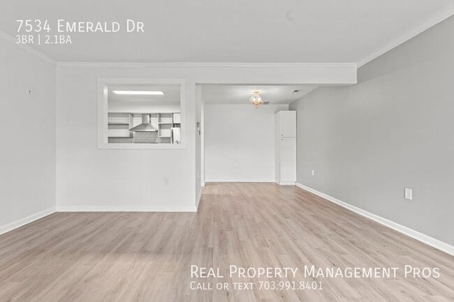 Foto del edificio - 7534 Emerald Dr