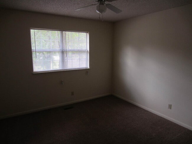 Building Photo - 3 Bedroom/2 Bath Townhouse in Excellent Lo...