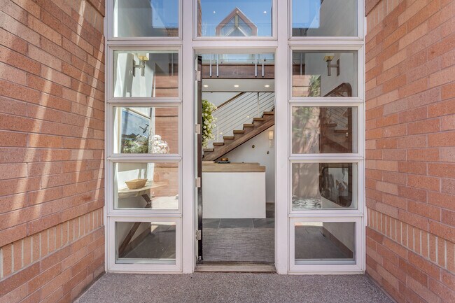 Building Photo - 708 E Hyman Ave