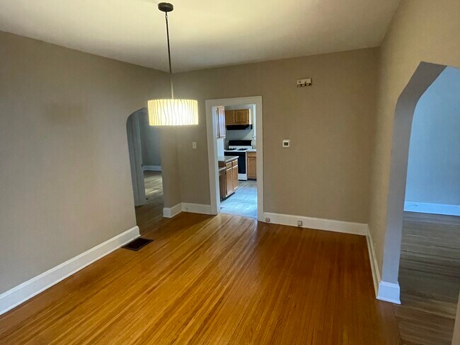 Comedor - 3219 Glengyle Ave