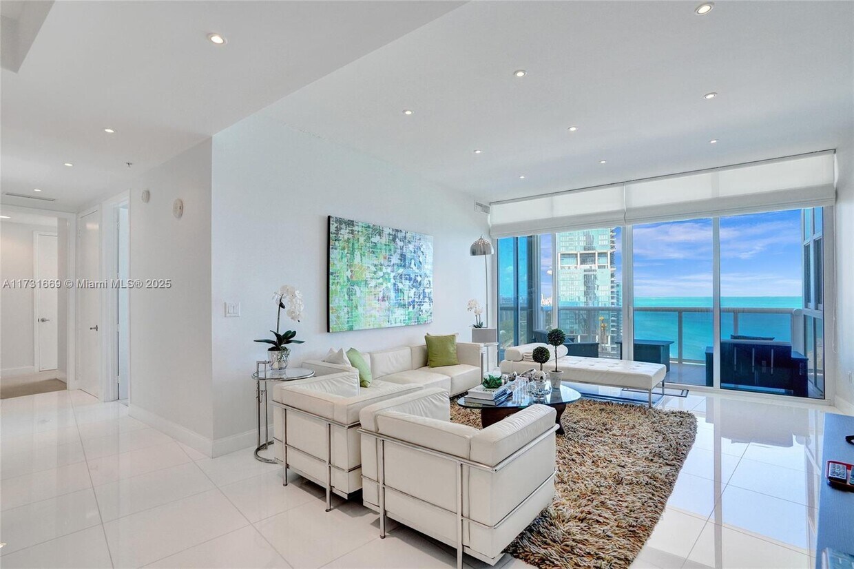 Foto principal - 18201 Collins Ave