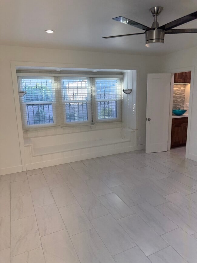 Foto del edificio - 1067 W 83rd St