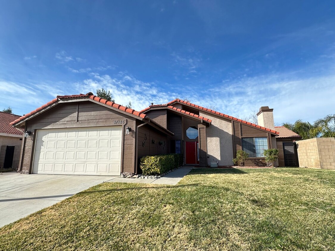 Foto principal - Spacious East Palmdale Home