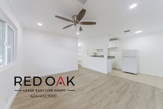 Building Photo - 13043 Vanowen St