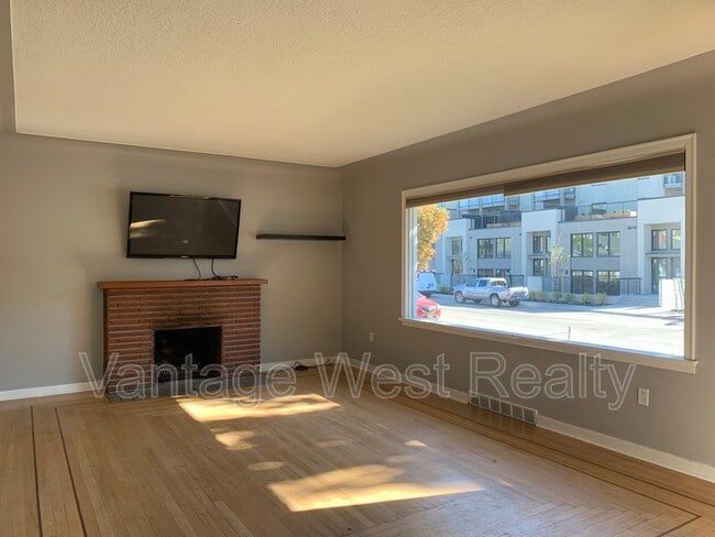 Building Photo - 804 Leon Ave