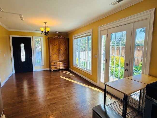 Foto del edificio - Great 1 Bedroom Home With In Unit Laundry and Private Patio in Menlo Park