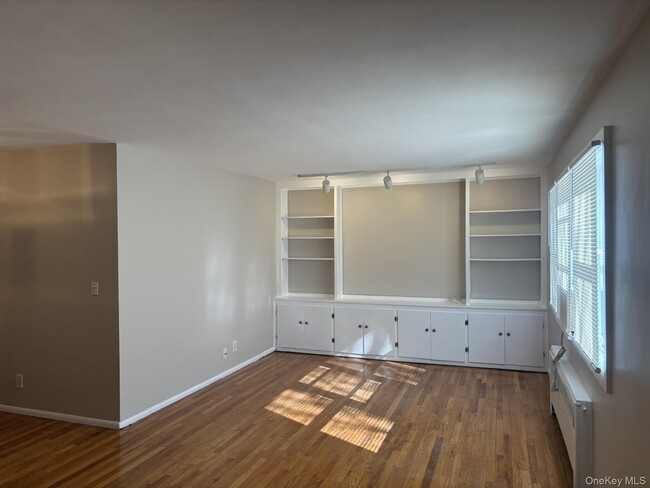 Foto del edificio - 580 Bedford Rd