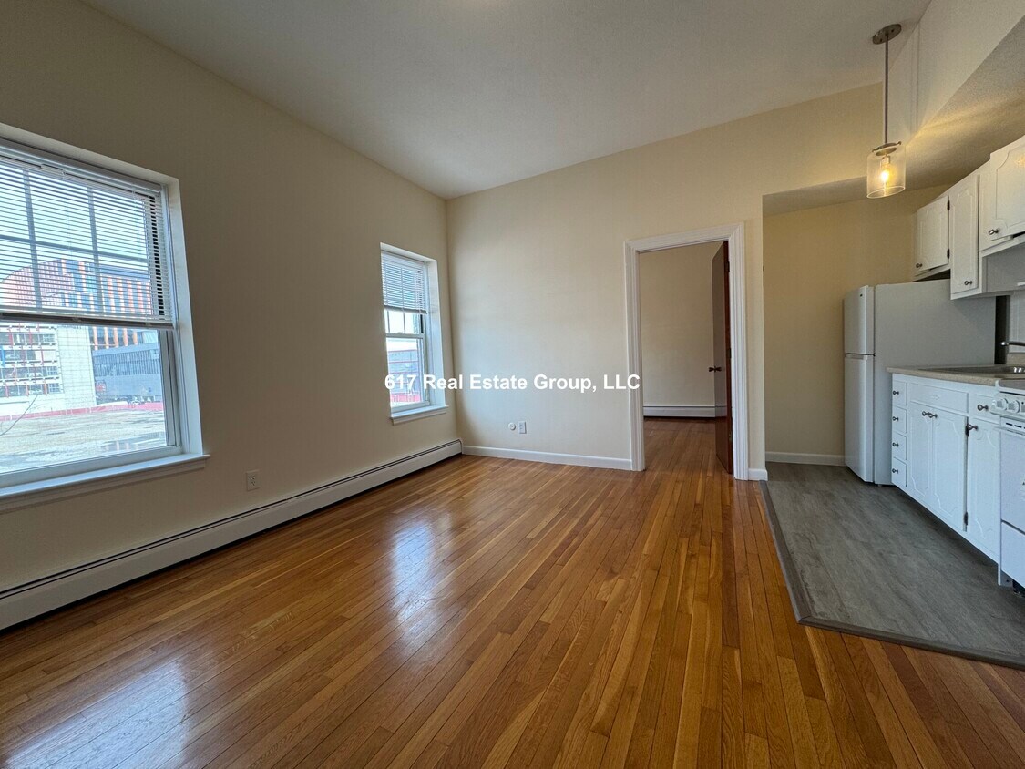 Primary Photo - 168 N Beacon St