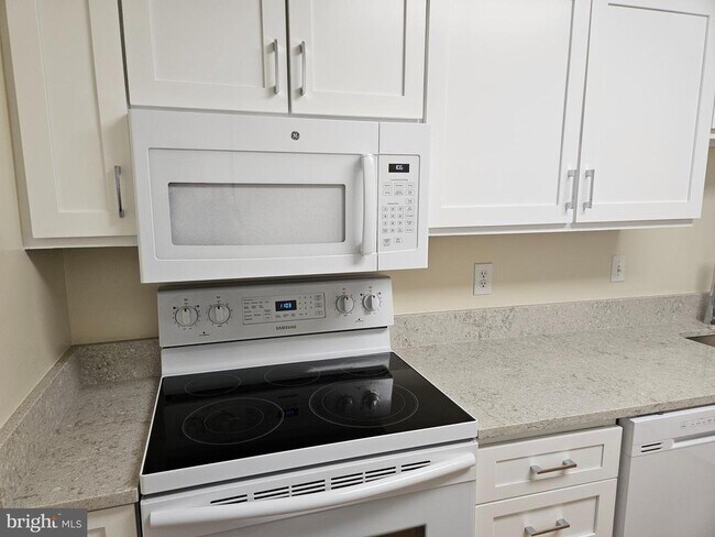 Building Photo - 15100 Interlachen Dr