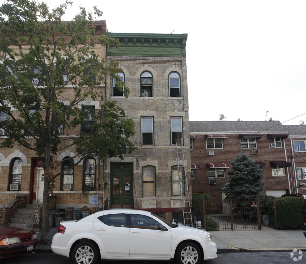 Building Photo - 350 Bleecker St