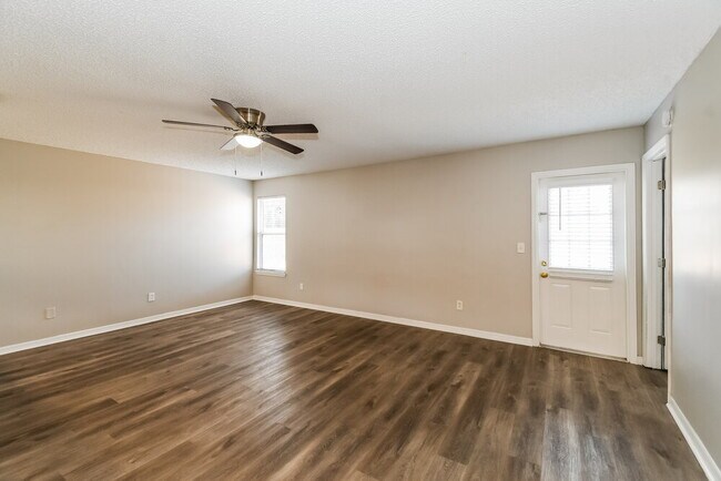 Building Photo - 2643 Pinewood Blvd E
