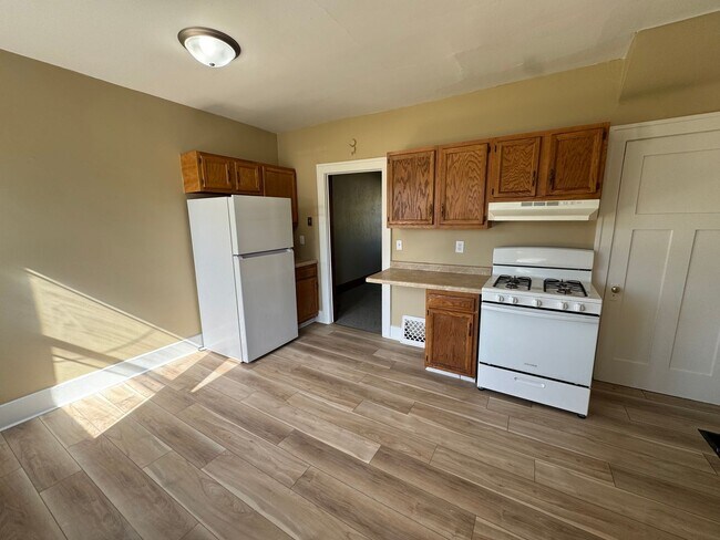 Building Photo - 2 Bed, 1 Bath Townhome Across from Stephen...