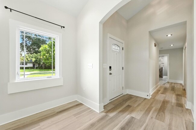 Building Photo - 5432 Grove Ave