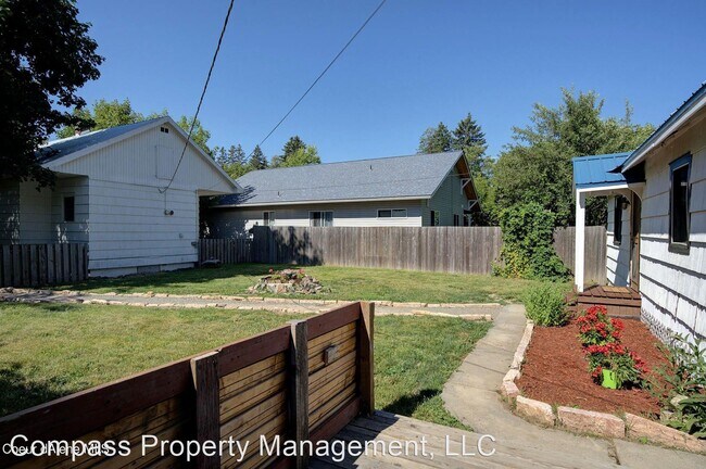 Building Photo - 2 br, 1 bath House - 616 1/2 Oak St.