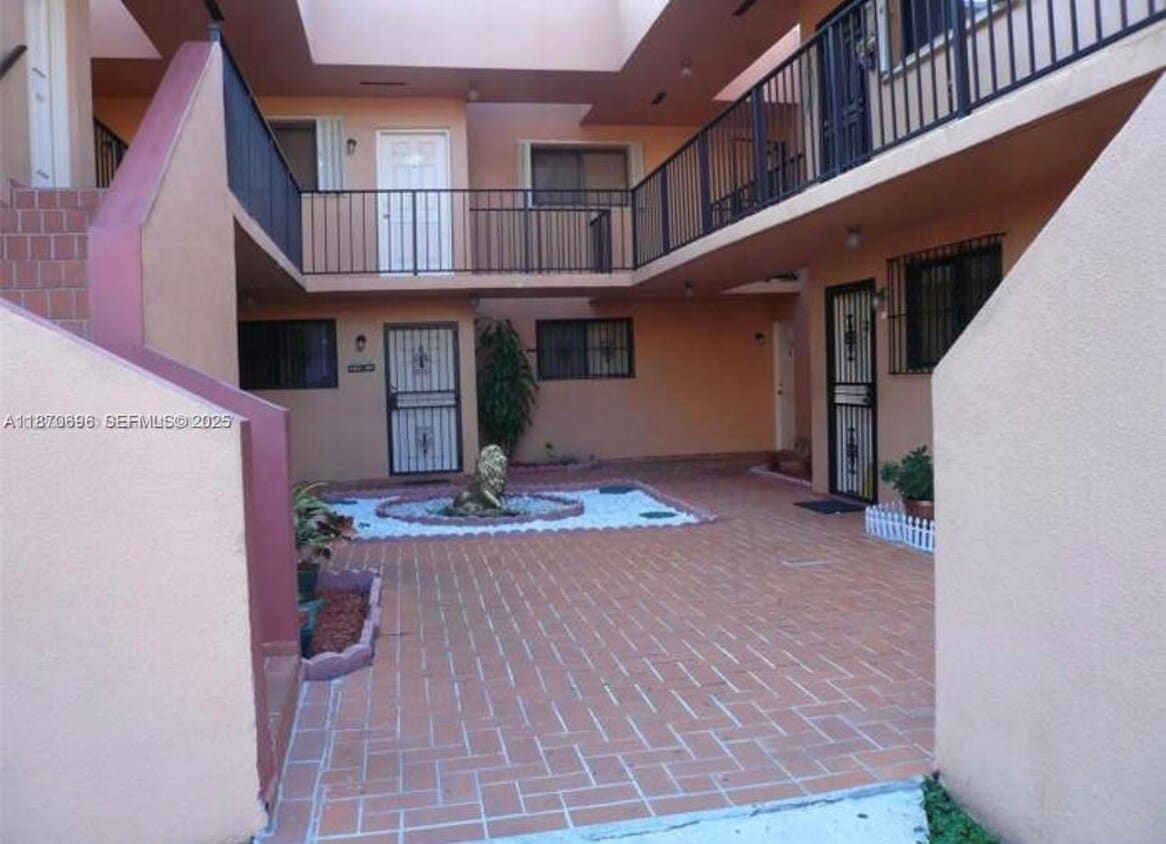 Foto del edificio - 1290 W 41st St