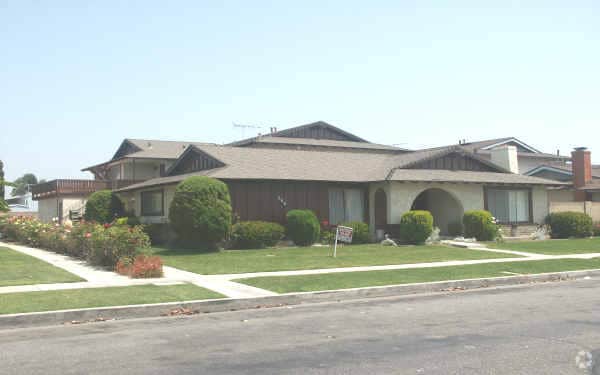 Building Photo - Delano 2 Apartments