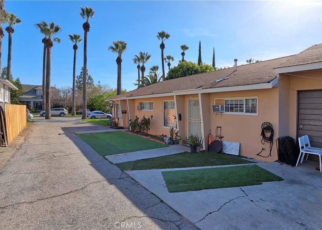 Vista desde el garaje al final del camino de entrada. - 733 San Francisco Ave