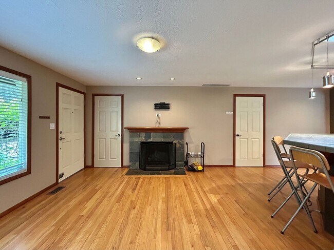 Foto del edificio - Tranquil Environment: 3 Bed, 1 Bath House