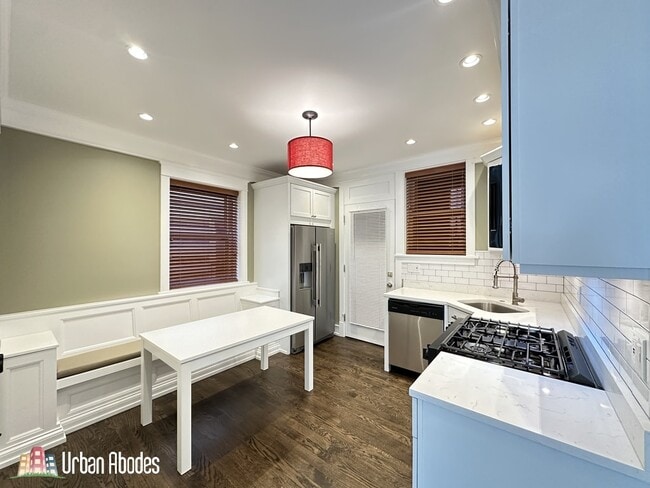 Building Photo - 1406 W Cornelia Ave