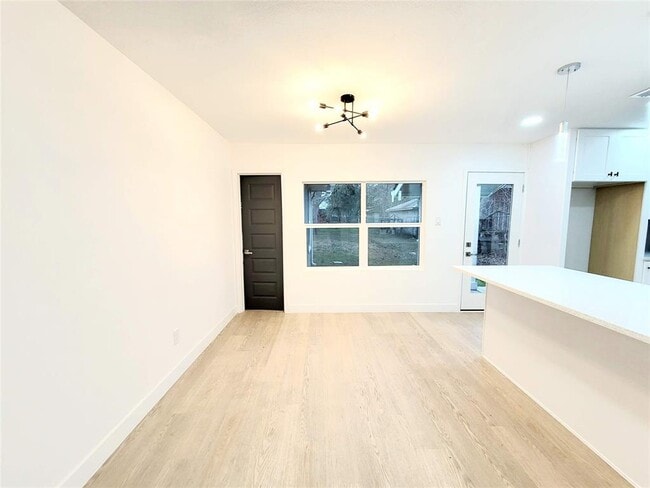 Foto del edificio - 317 W Houston Ave