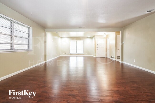 Foto del edificio - 215 Oriole Blvd