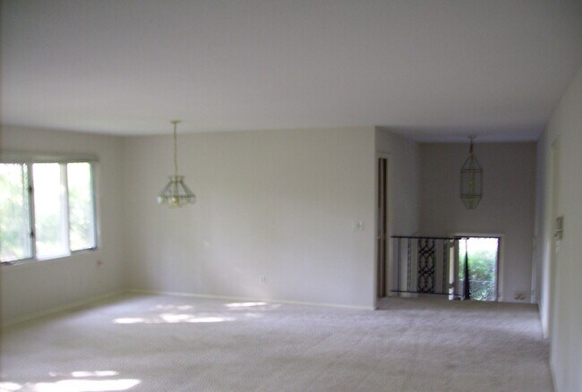 Building Photo - 5220 Malibu Dr