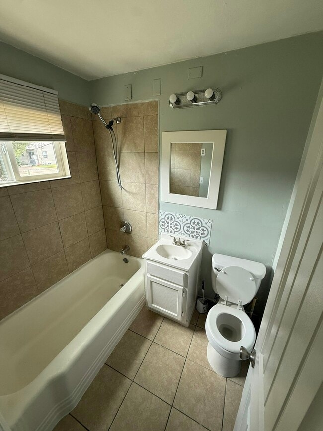 Building Photo - 809 S Terrace Dr