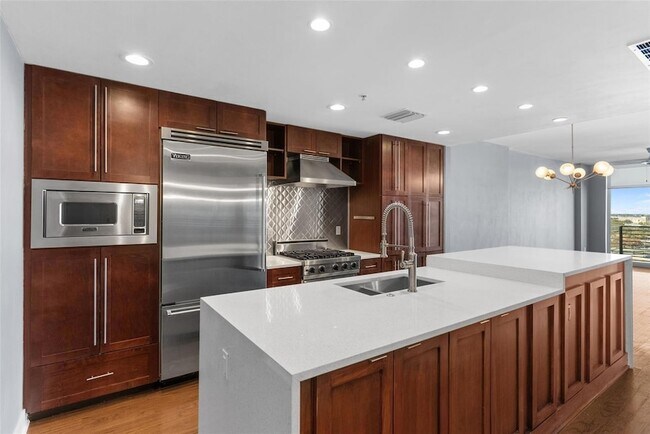 Foto del edificio - 1120 E Kennedy Blvd