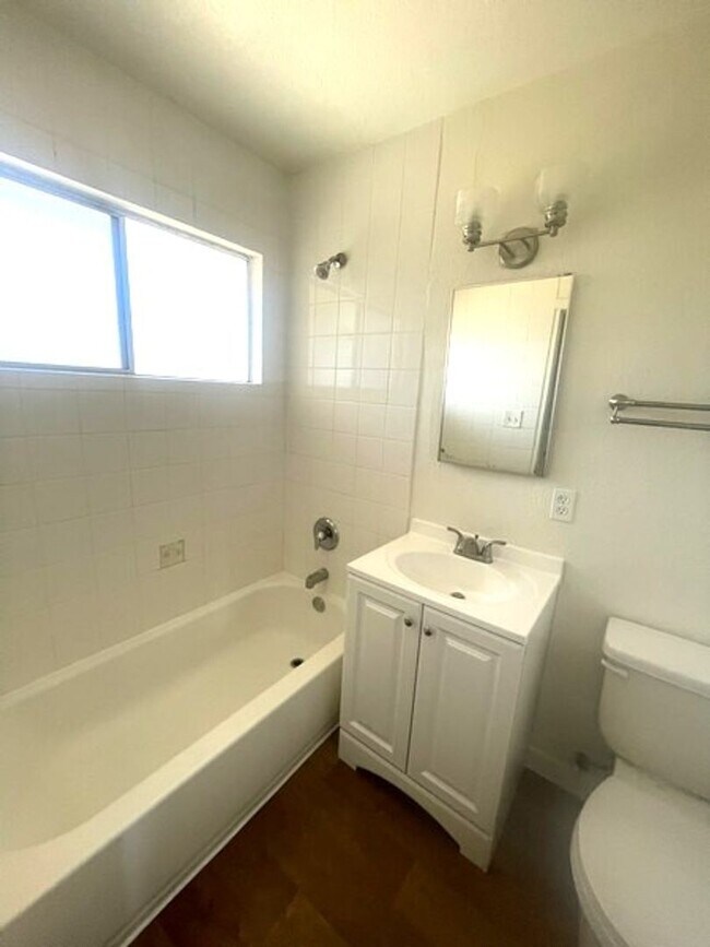Foto del edificio - Renovated Upstairs 1 bedroom, Low move in ...