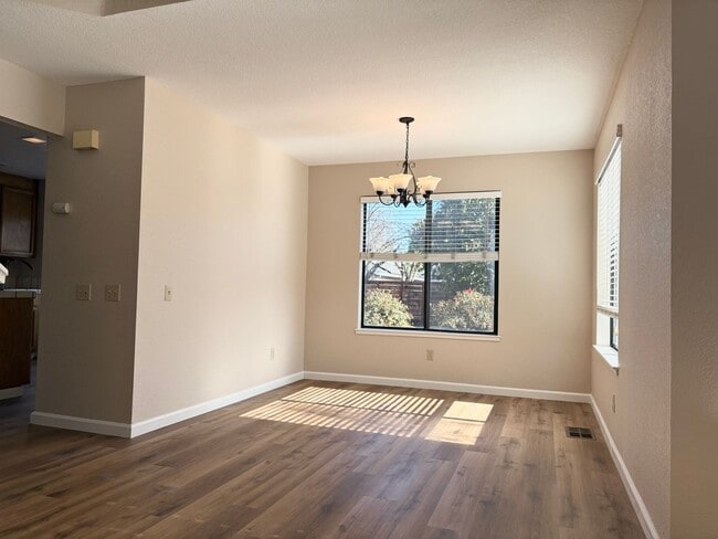 Building Photo - Beautifully Updated 3 Bed 2 Bath House in Brentwood