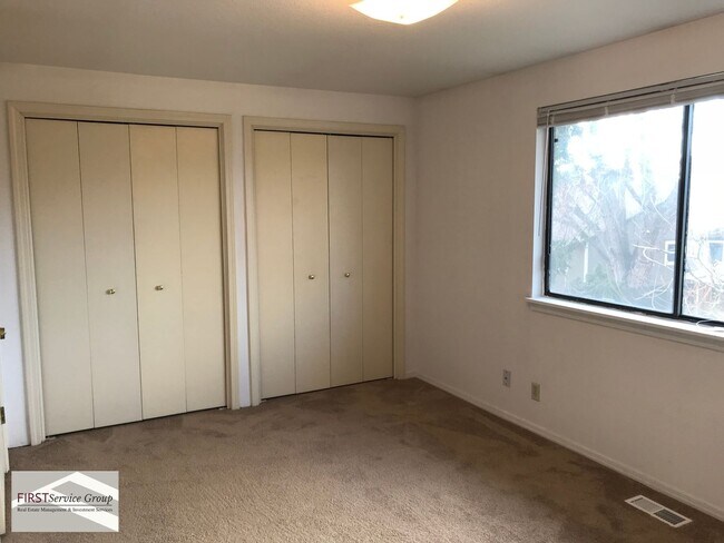 Building Photo - Great town home close to downtown