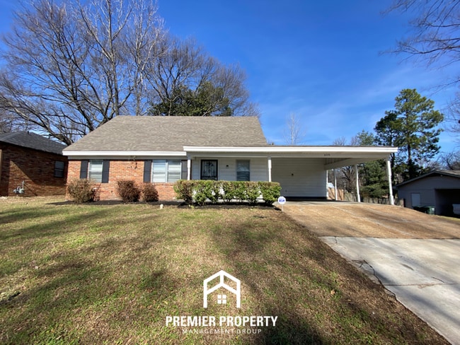 Spacious 4BR/2BA Home w/ Hardwood Floors & Fenced Yard in Memphis - Spacious 4BR/2BA Home w/ Hardwood Floors & Fenced Yard in Memphis