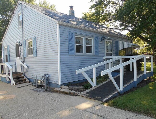 exterior con revestimiento EZ - 915 Marie Ave