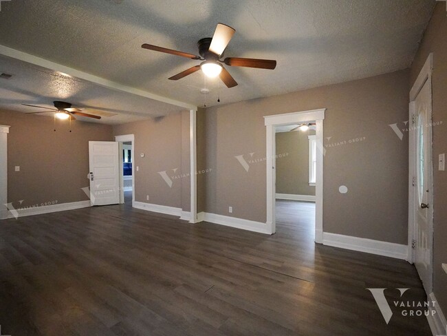 Building Photo - Two Bedroom, One Bathroom Home