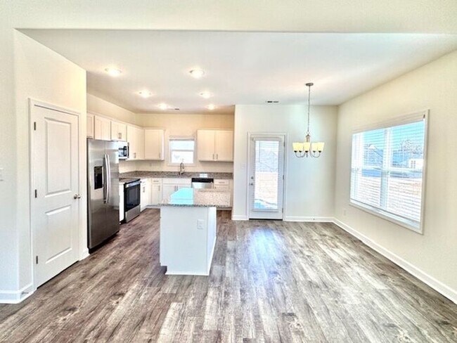 Building Photo - Now Leasing a 4-bedroom 25 bath home in Oakland.