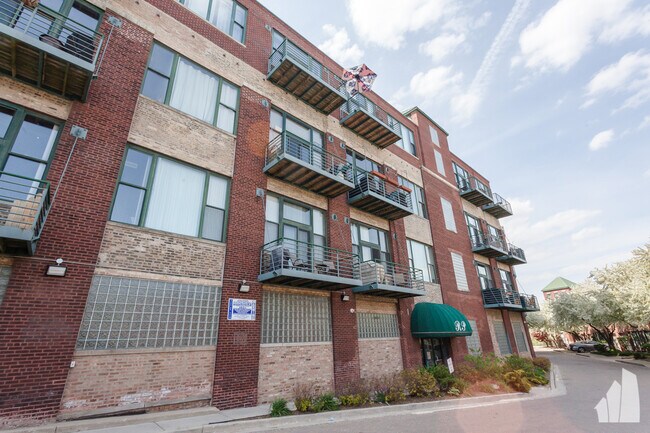 Building Photo - 2222 W Diversey Ave