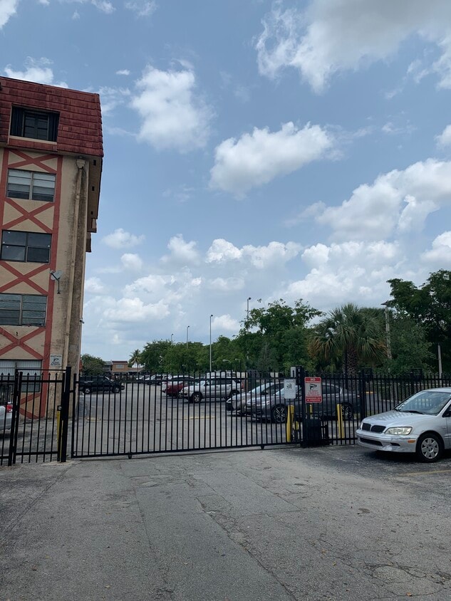 Foto principal - 1335 W 68th St