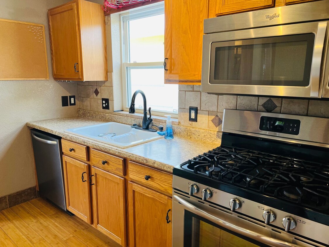 Foto principal - 3 Bed - 2 Bath - Fenced Yard