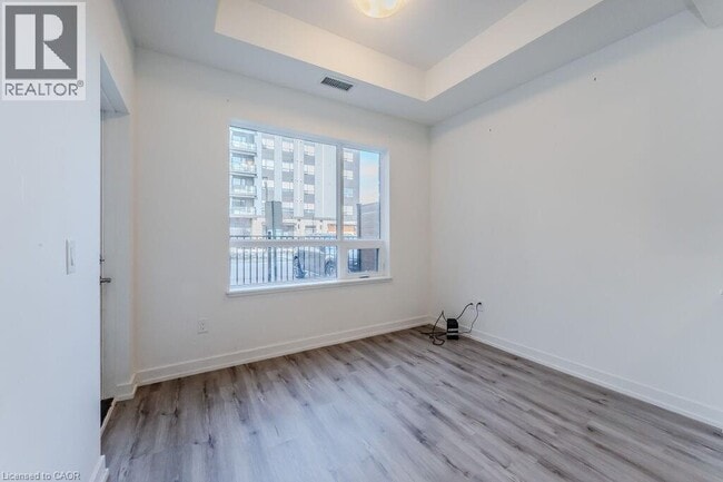 Photo du bâtiment - 251 Northfield Dr E