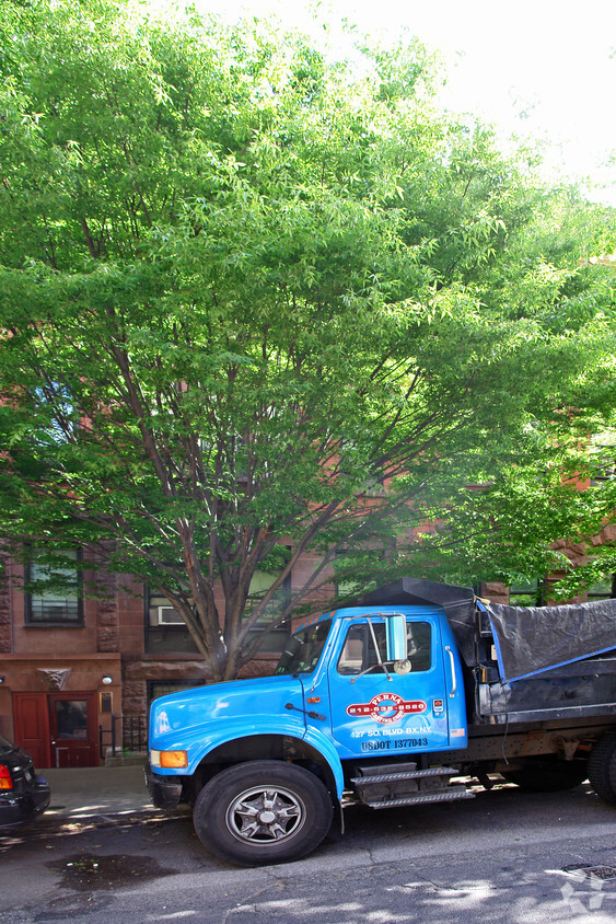 Building Photo - 137 W 93rd St