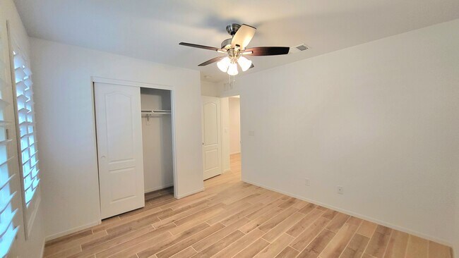 Foto del edificio - 3864 E Sedgwick Ave