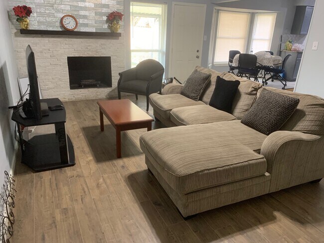 Living room - 515 Brynmawr Ct