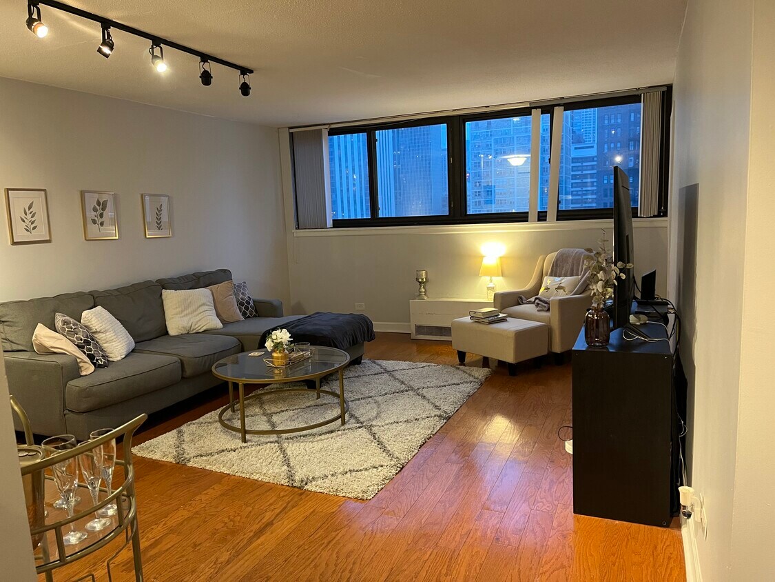 Foto principal - 30 E Division St
